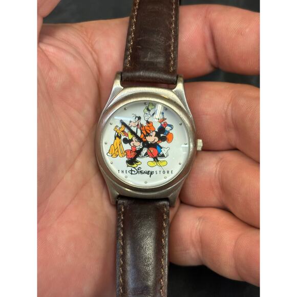 Mickey Mouse Watch Exclusively For The Cast Members Of The Disney Store - Picture 1 of 8